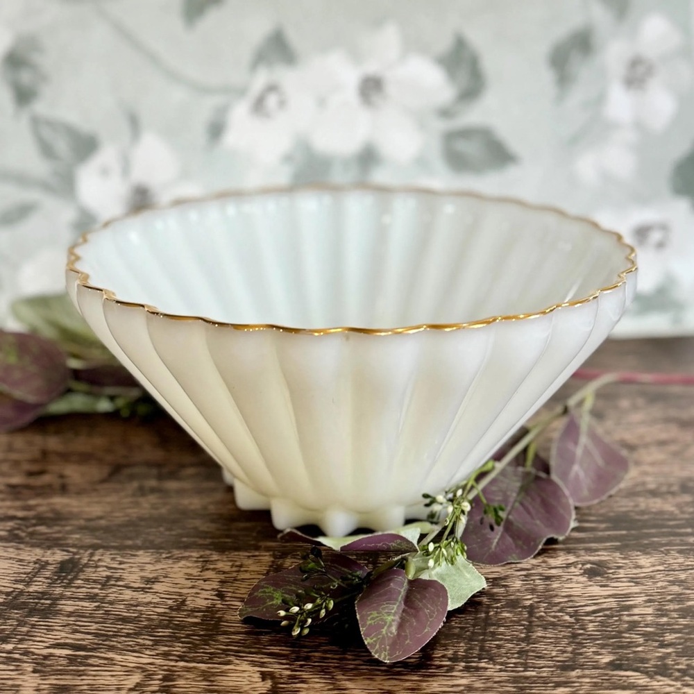 Vintage Anchor Hocking Or Fire/King White Milk Glass Bowl( 1950’s)